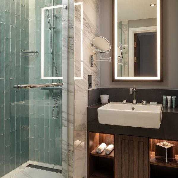 Deluxe Junior Suite Washroom